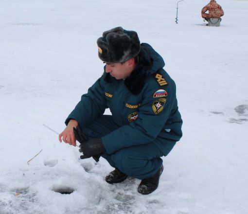 По тонкому льду: сотрудники нижегородской ГИМС предупредили рыбаков об опасности - фото 13