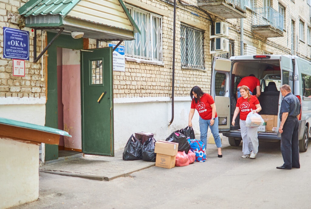 Нижегородские коммунисты доставили гуманитарную помощь беженцам в Павлово - фото 1