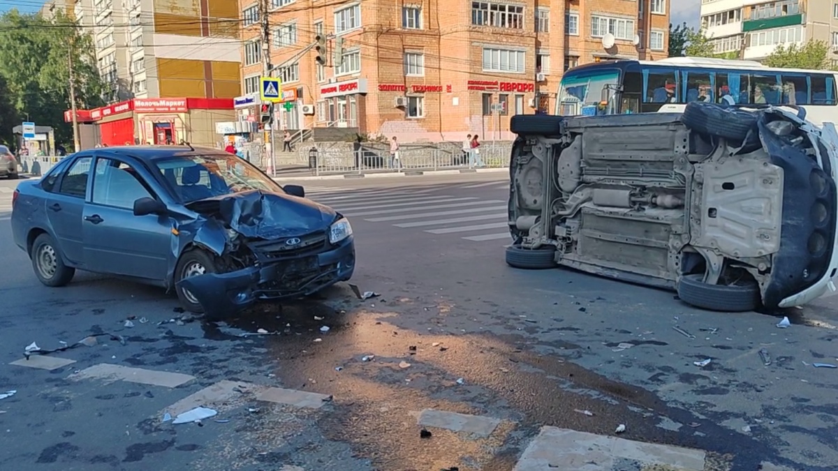 Трое детей пострадали после ДТП на перекрестке в Дзержинске - фото 1