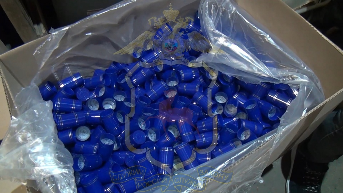 Более 10 тысяч бутылок с нелегальным алкоголем обнаружили на подпольном заводе в Нижнем Новгороде - фото 2