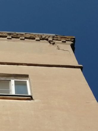 Дзержинцы пожаловались на падающие с жилого дома кирпичи - фото 1