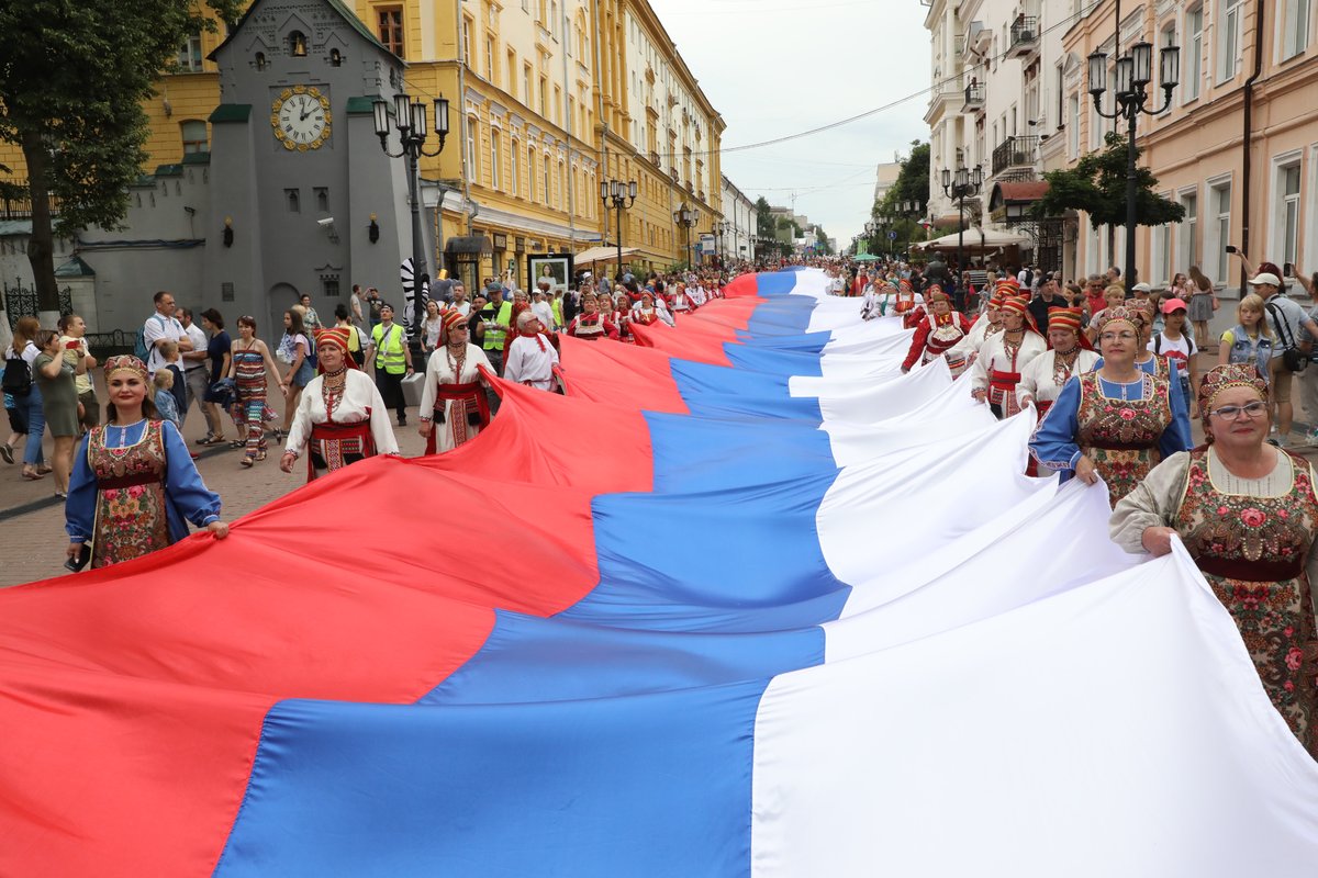 По Покровке пронесли 100-метровый флаг России - фото 1