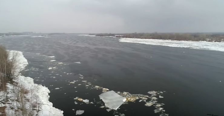Ледоход на волге 2025. Паводок на волге нижний новгород. ледоход на волге у речного вокзала тверь. люди наблюдают за ледоходом с обрывистых берега.