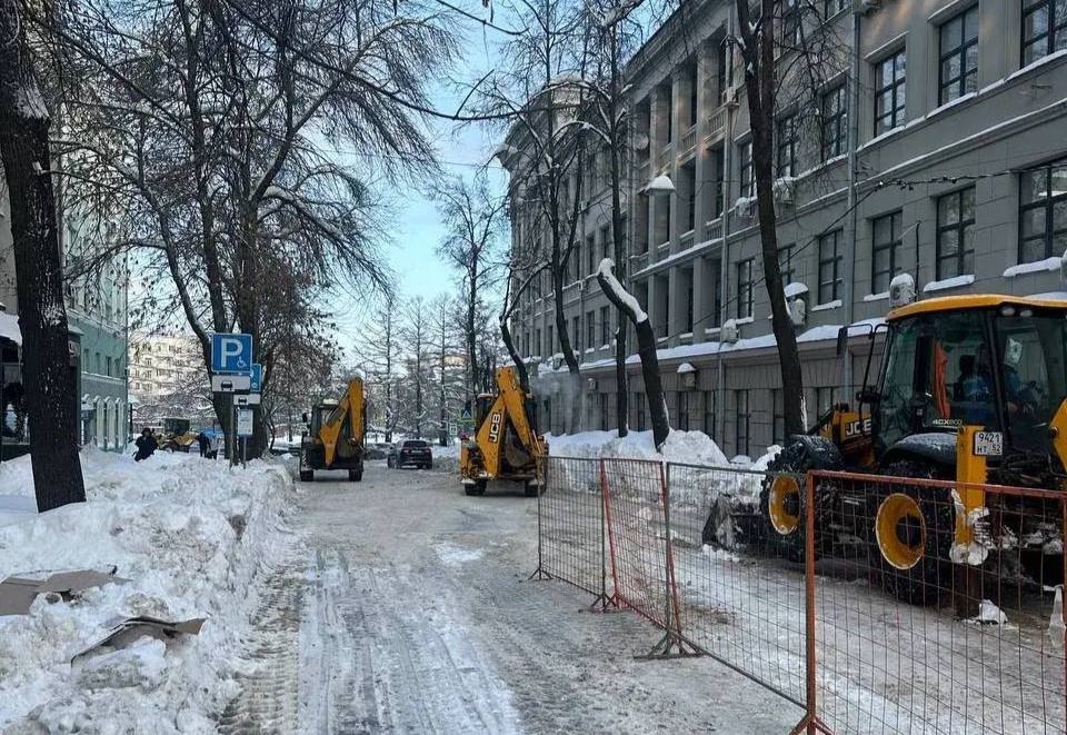 Улицу в центре Нижнего Новгорода перекрыли из-за коммунальной аварии - фото 1