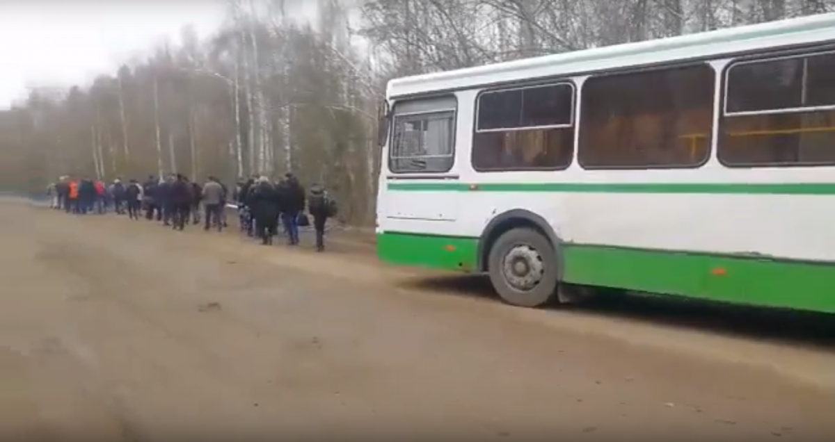 Пассажирам приходится выходить из автобуса и обходить ямы в Нижегородской области - фото 1