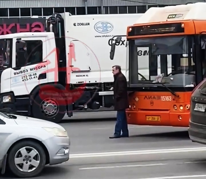 Обиженный мужчина перекрыл дорогу автобусу в Нижнем Новгороде - фото 1