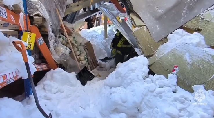 Кровля склада рухнула в Татарстане: шокирующие кадры - фото 1