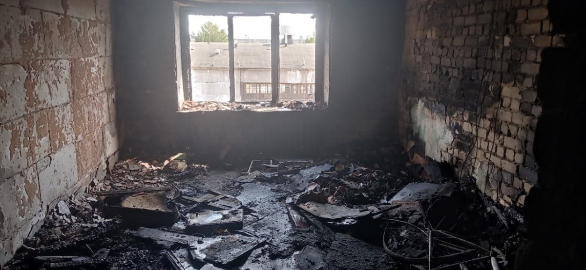 Более 50 человек эвакуировали из горящего дома в Первомайске - фото 1