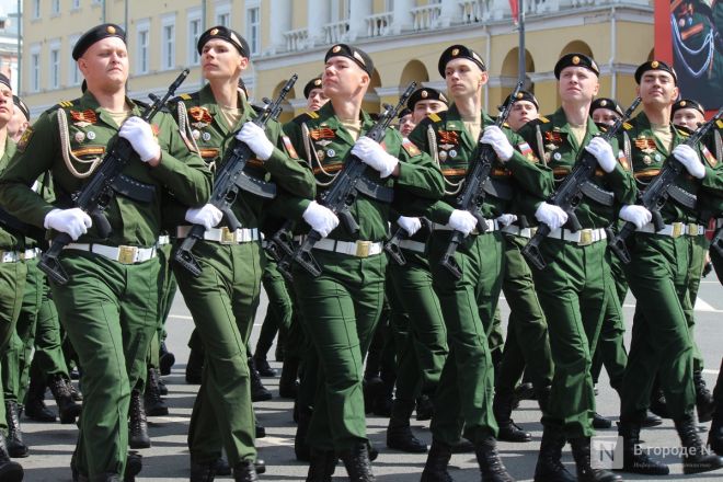 Фоторепортаж: парад в честь 80-й годовщины Победы прошел в Нижнем Новгороде - фото 249