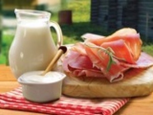 «Фермерский дворик» приглашает по скидкам купить колбасные изделия и курицу