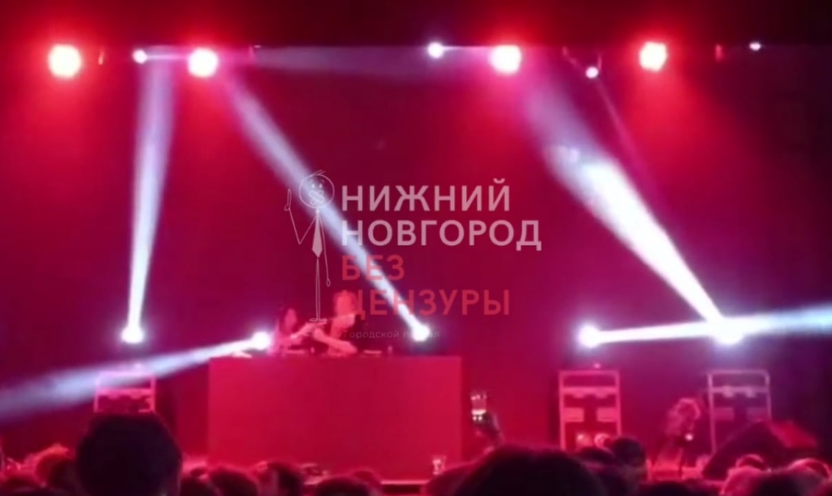 Соцсети: музыкант &laquo;Кишлак&raquo; упал на сцене на концерте в Нижнем Новгороде  - фото 1