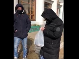 Нижегородец бесплатно раздавал медицинские маски на Рождественской