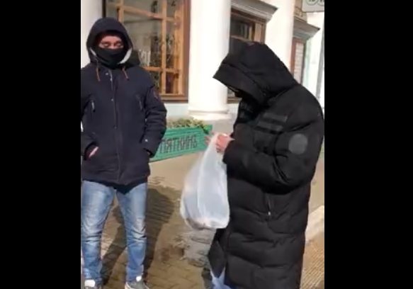 Нижегородец бесплатно раздавал медицинские маски на Рождественской - фото 1