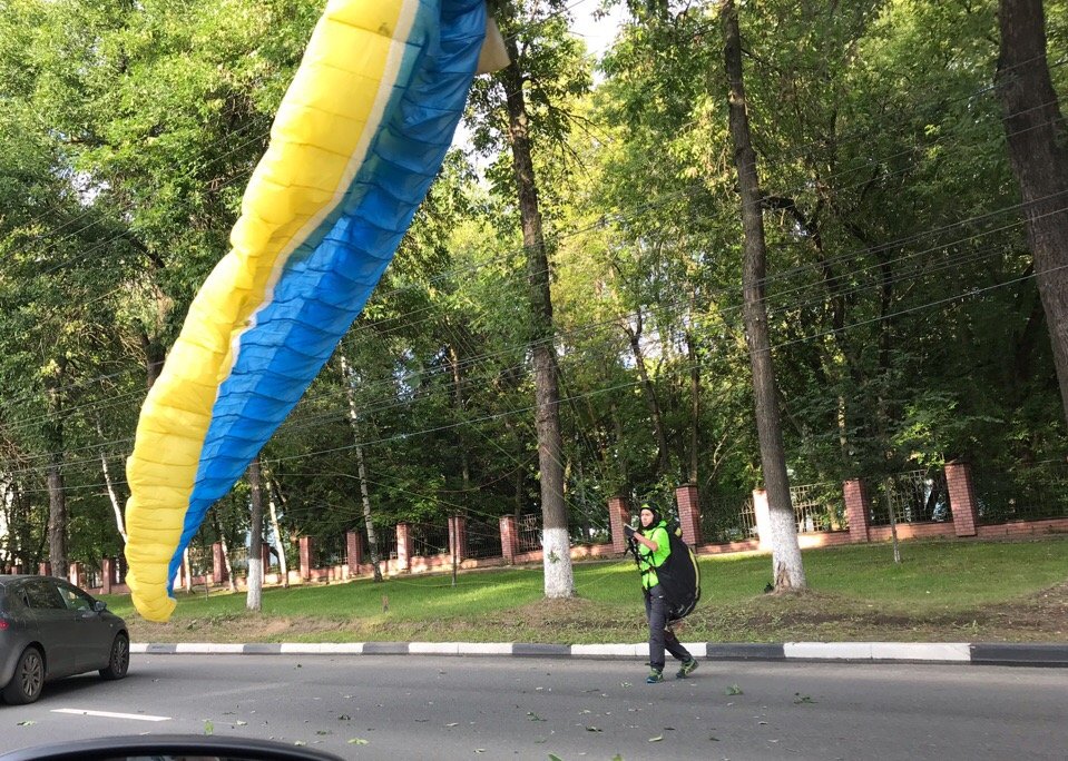 Парапланерист приземлился прямо на проспект Гагарина в Нижнем Новгороде - фото 1