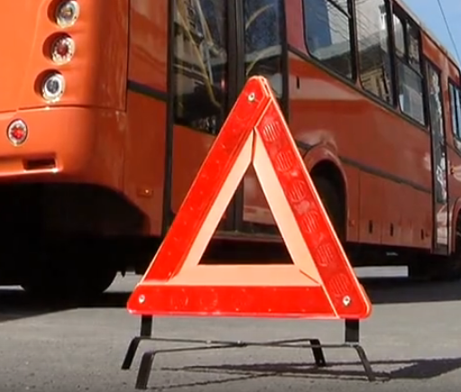 Автобус 80-го маршрута сбил пешехода в Советском районе - фото 1