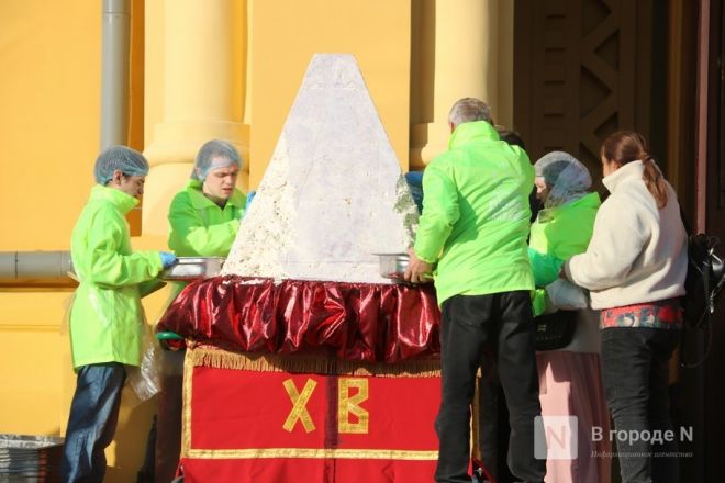 Шли Крестным ходом и ели гигантский кулич: как прошла Пасха в Нижнем Новгороде — фоторепортаж - фото 27