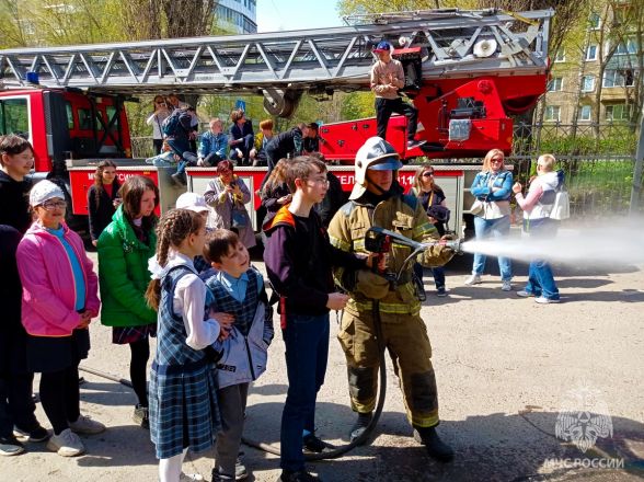 Двух юных нижегородцев наградили за решительные действия на пожаре - фото 3