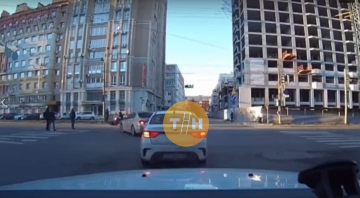Таксист сбил курьера на улице Белинского - фото 1