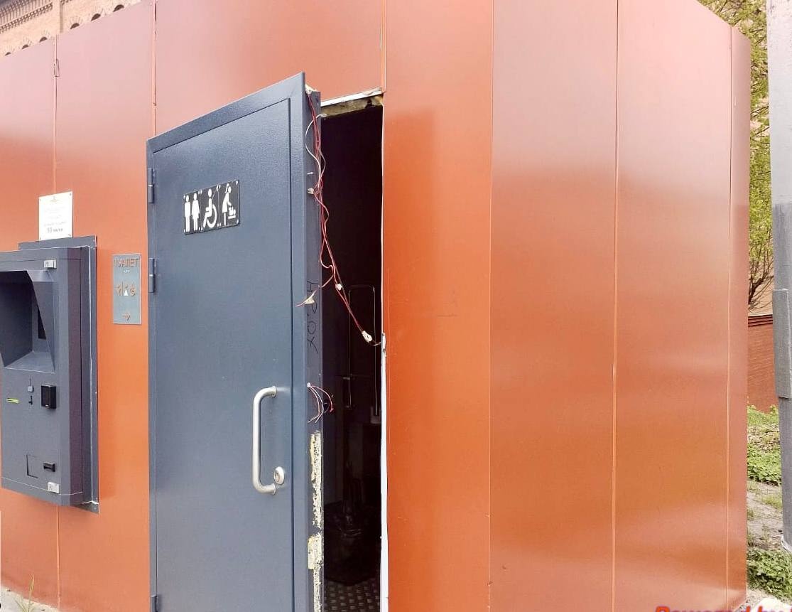 Мужчины разгромили новый общественный туалет на улице Рождественской - фото 1