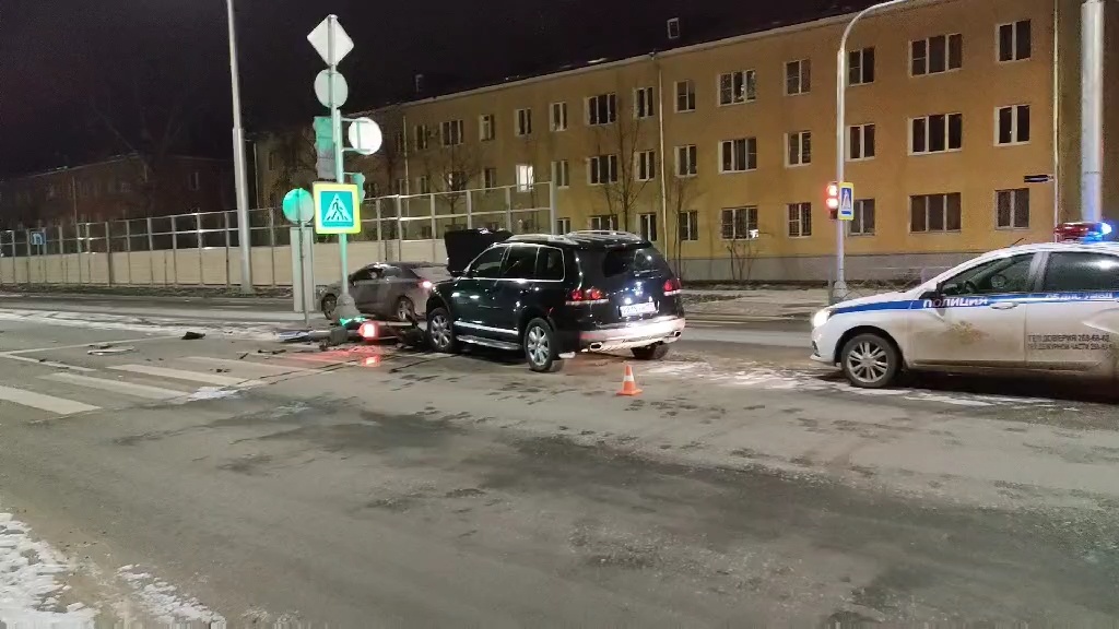 Водитель Volkswagen сбил в Сормове светофор и скрылся - фото 1
