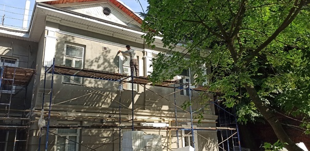 Старинный дом в центре Нижнего Новгорода оклеивают пенопластом - фото 1
