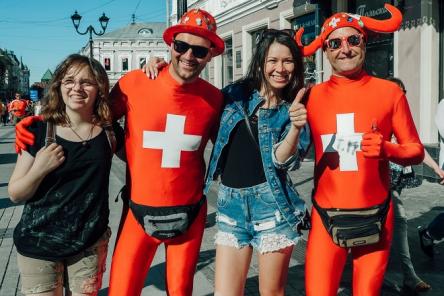 Цвет настроения красный: за что швейцарцы и костариканцы полюбили Большую Покровскую (ВИДЕО)