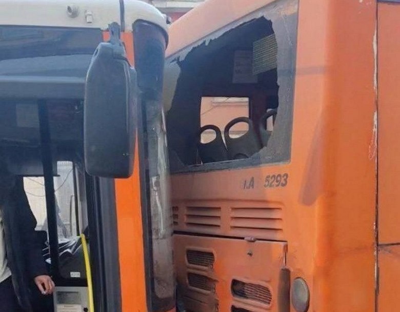 Два автобуса столкнулись на остановке в центре Нижнего Новгорода
