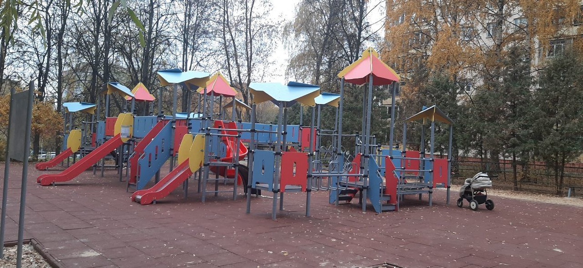 Новые игровые комплексы  установили на детской площадке на улице Штеменко  - фото 1