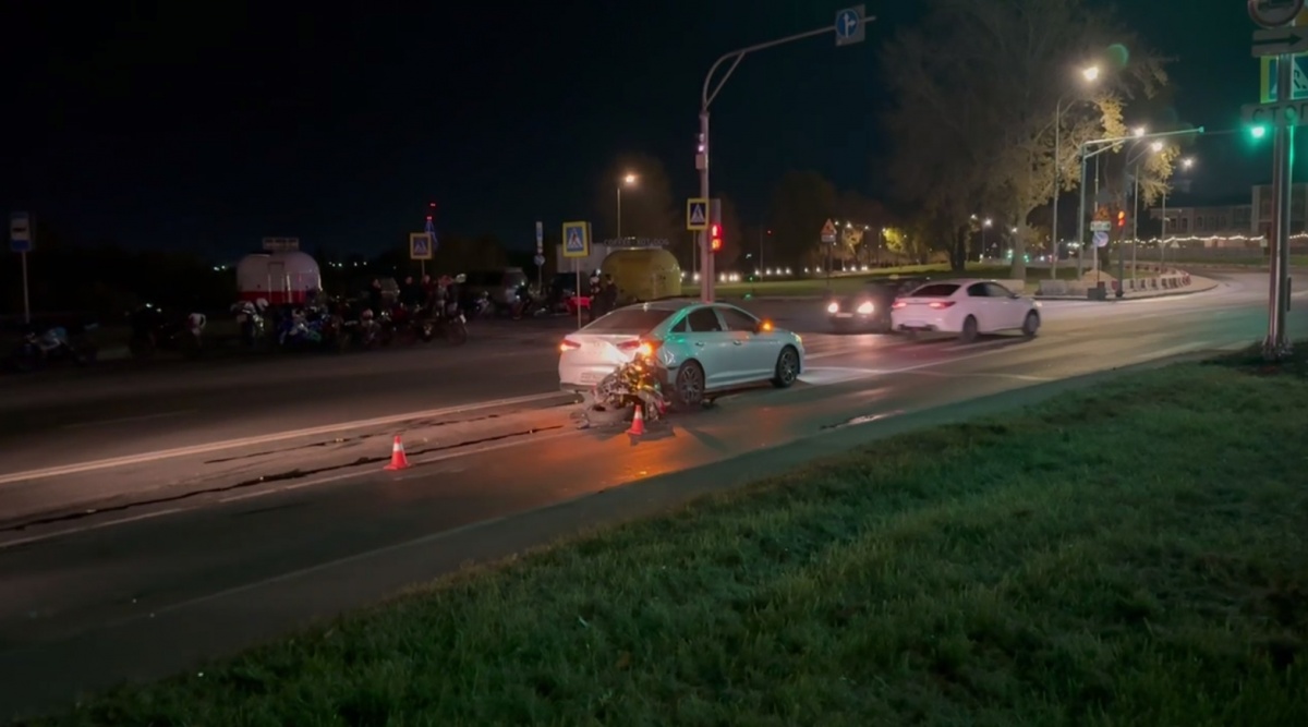 Женщина-мотоциклист врезалась в иномарку в Нижнем Новгороде - фото 1