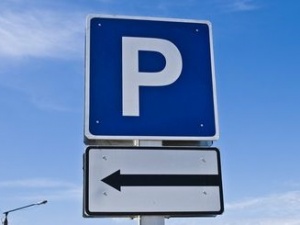 Неопытная автомобилистка сбила девушку на парковке в Сокольском