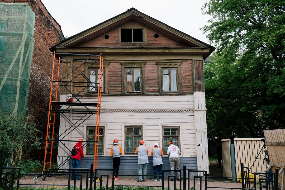 Больше сотни волонтеров из 35 городов восстанавливали исторические дома в Нижнем Новгороде - фото 1