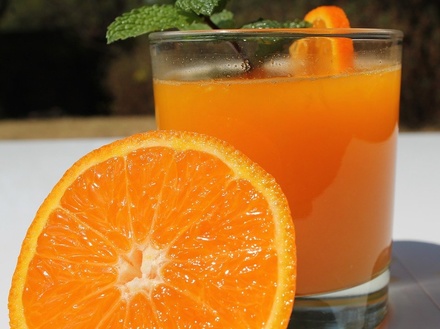 Ученые выяснили, чем опасны фруктовые соки