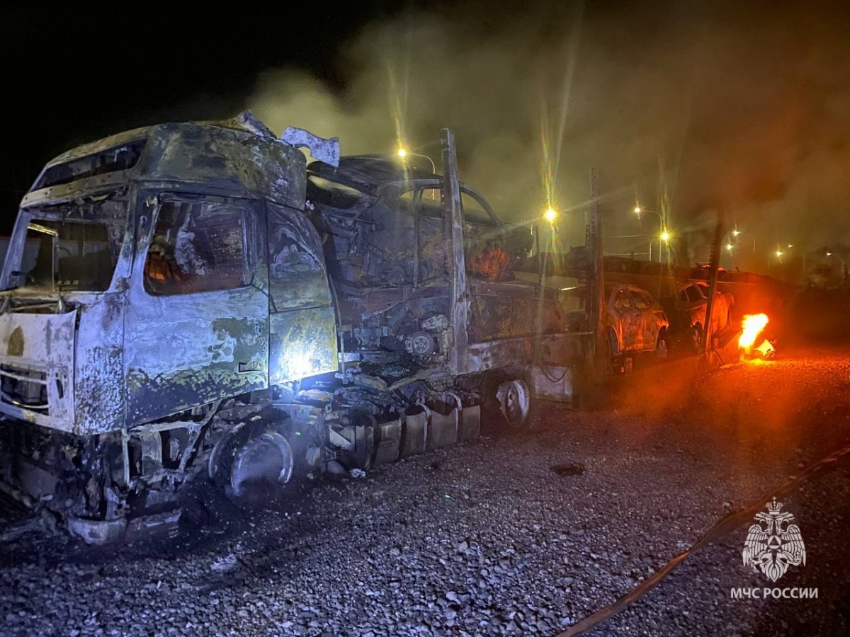 Автовоз с иномарками сгорел в Нижегородской области - фото 2