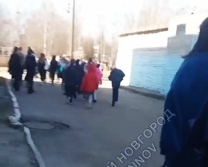 Школу эвакуировали в Автозаводском районе из-за сообщения о взрывном устройстве - фото 1