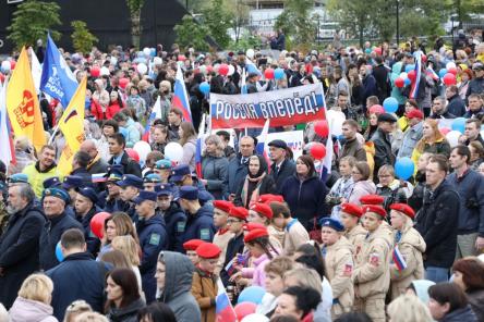 Почти 8 000 нижегородцев приняли участие в митинге-концерте &laquo;Своих не бросаем&raquo;