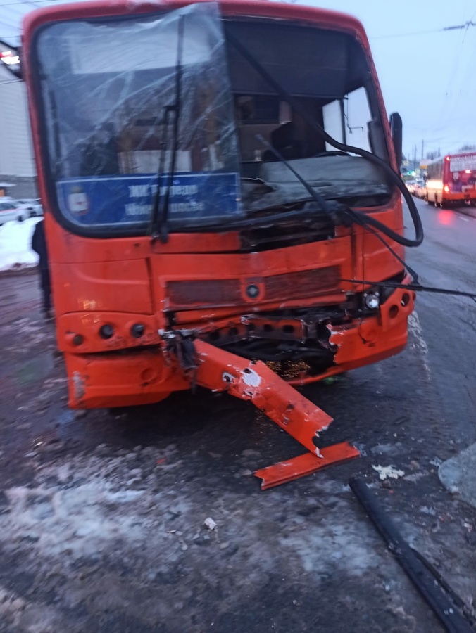 Женщина пострадала при столкновении двух автобусов в Автозаводском районе - фото 2