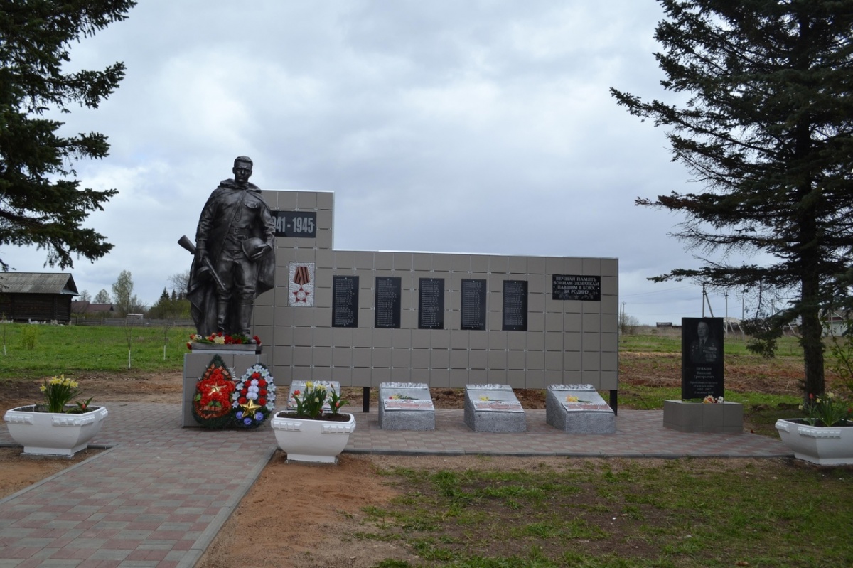 Рухнувший памятник героям ВОВ восстановили в поселке Тонкино перед 9 мая - фото 1