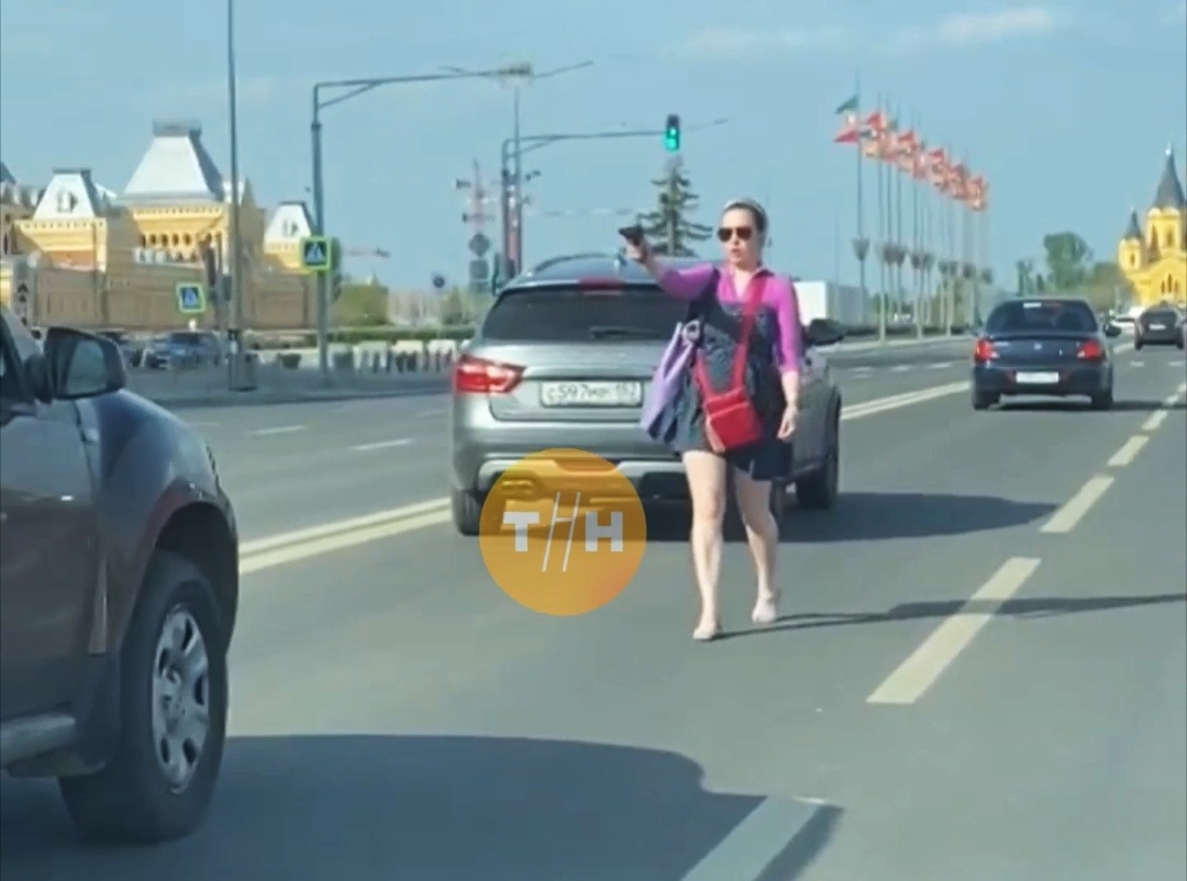 Девушка угрожала нижегородским водителям оружием посреди дороги на Стрелке - фото 1