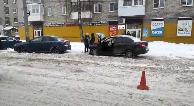 Женщина-водитель и ее пассажирка получили травмы в столкновении с иномаркой в Дзержинске - фото 1