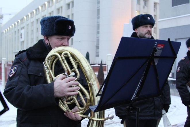 Оркестр полицейского Главка поздравил нижегородцев с Новым годом - фото 1
