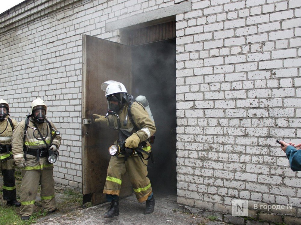 Дом, гараж и автомобиль сгорели в поселке Пижма Тоншаевского района - фото 1