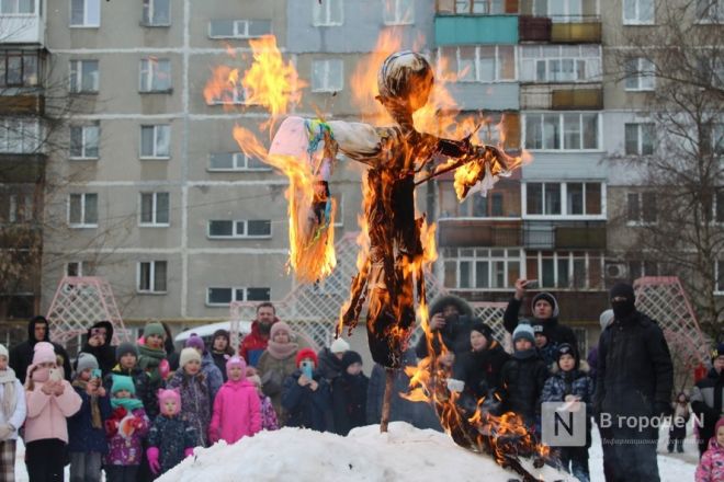 Очереди за блинами и сожжение чучела: нижегородцы отмечают Масленицу - фото 21