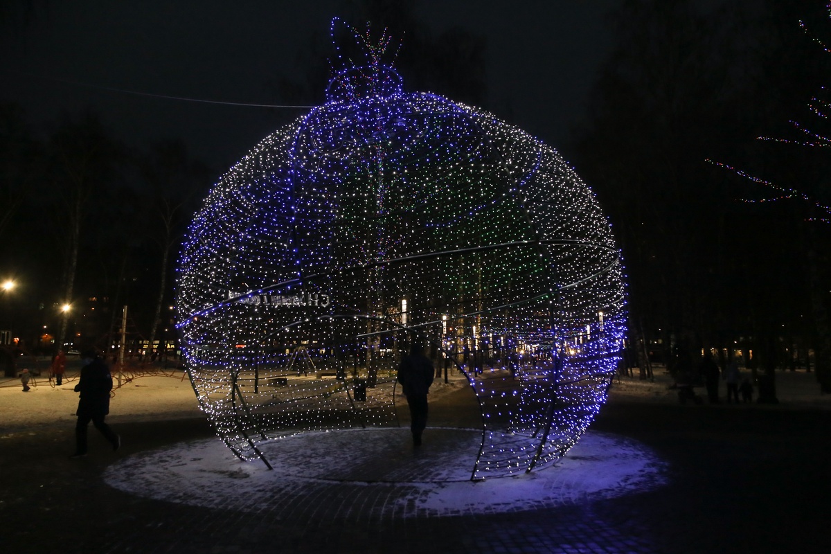 Новогодняя иллюминация появилась в парке Пушкина в Нижнем Новгороде - фото 1