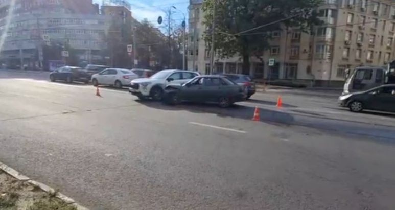 Две легковушки столкнулись в центре Нижнего Новгорода - фото 1