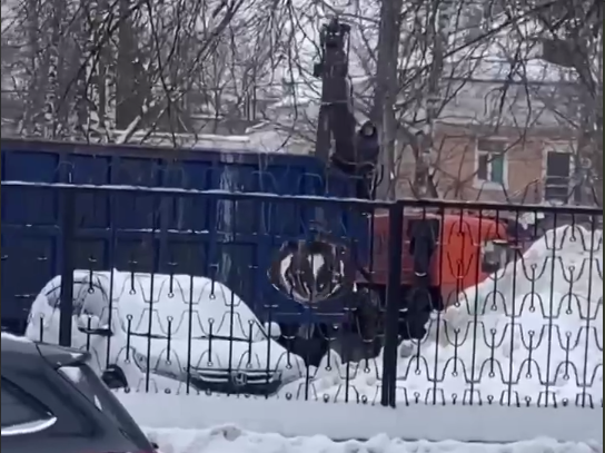 Снег убирают с помощью ломовоза в Нижнем Новгороде - фото 1