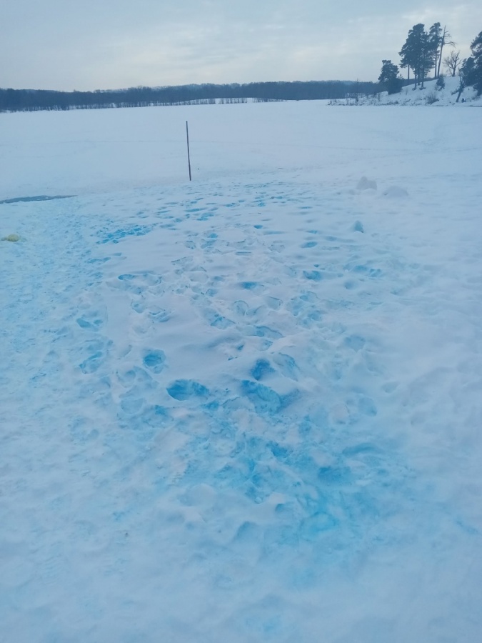 Снег необычного цвета заметили на Святом озере в Дзержинске