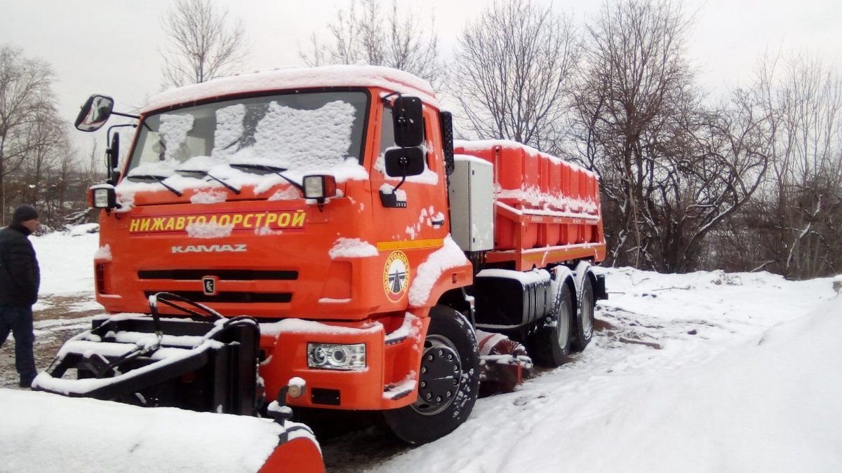 На борьбу со снегом в Нижнем Новгороде вышли более 500 единиц техники - фото 1