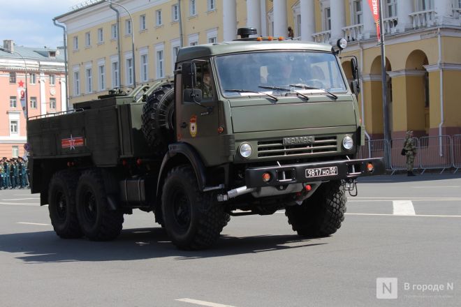 Фоторепортаж: парад в честь 80-й годовщины Победы прошел в Нижнем Новгороде - фото 148