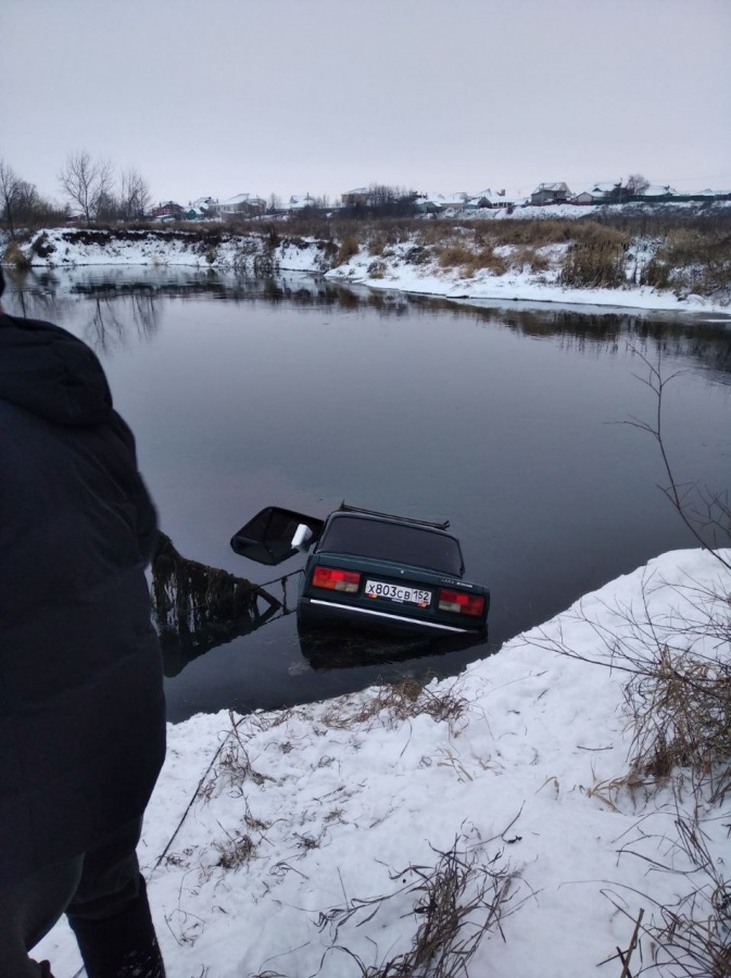 Машина упала в реку в Сергачском районе: водитель погиб - фото 1