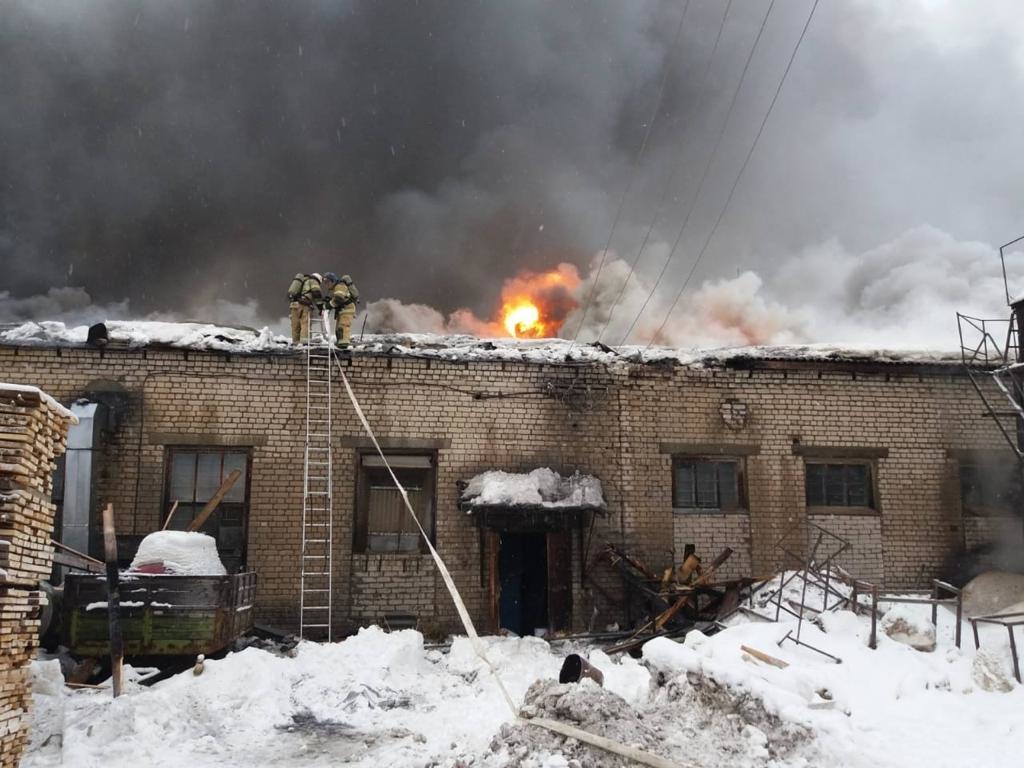 Крыша административного здания горит в Семенове - фото 1